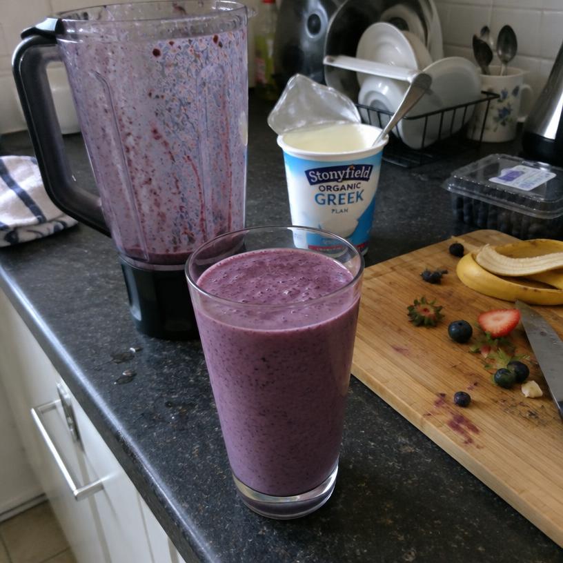 Zelfgemaakte bessensmoothie in een gewone keuken