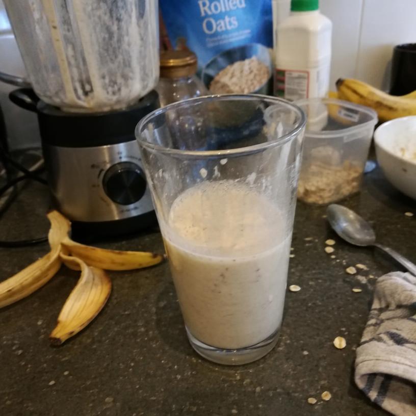 Zelfgemaakte havermout-banaan smoothie met kaneel
